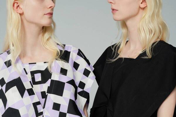 132 5. イッセイ ミヤケ、連続する四角柱を積み上げた“幾何学柄”の立体ワンピース＆トップ