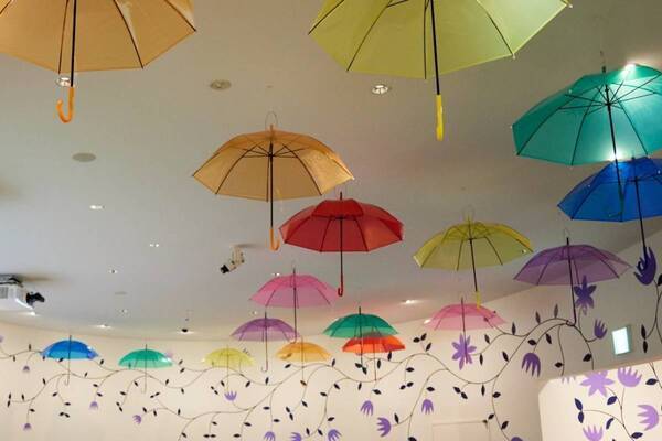 ムーミンバレーパーク“約1,000本の傘”広がるカラフルな世界、ムーミンの仲間たちやフォトスポットも