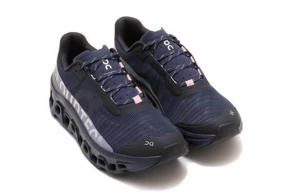 オン“夜桜”着想スニーカー「クラウドモンスター ヴォイド」アトモス限定で、ネイビー×桜色アッパーで