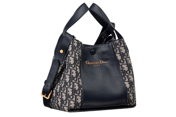ディオール25年春夏ウィメンズバッグ「シグネチャー」“CD”総柄キャンバス×レザーのバケットバッグ