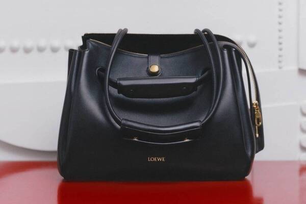 ロエベのウィメンズレザーバッグ「マドリード」“プリーツ織りなす”柔らかな台形シルエット