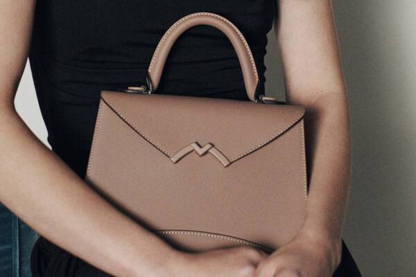 モワナ“Mロゴ”レザーバッグ、湾曲シルエットのクラッチ＆ハンドバッグをペールカラーで