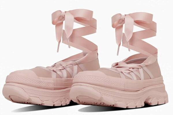 コンバース“まるでバレエシューズ”な厚底スニーカー、足首華やぐリボンシューレース付き