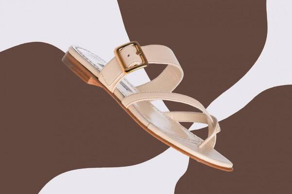 マノロ ブラニク25年春夏、“メタルバックル付き”フラットサンダル＆限定色ヒールシューズ