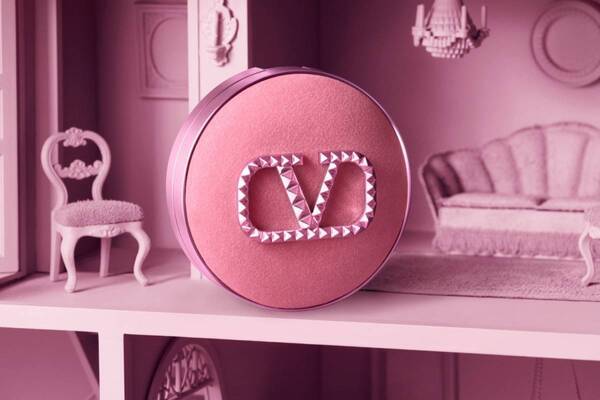 ヴァレンティノ ビューティ25年夏コスメ、“ベルベット×ピンクスタッズ”の人気クッションファンデ