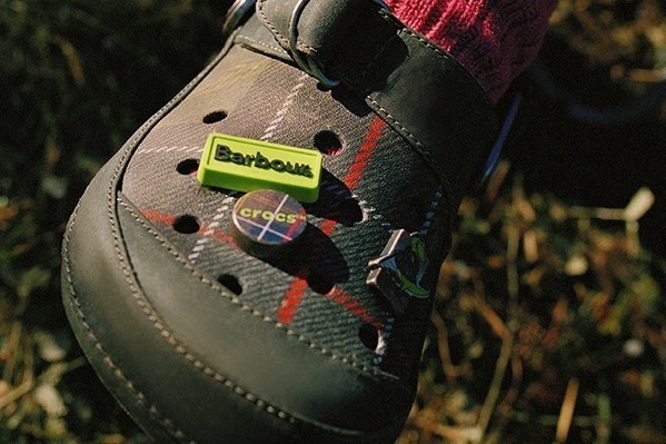 バブアー×クロックス、“タータンチェック柄”クロッグサンダルやウェリントンブーツ