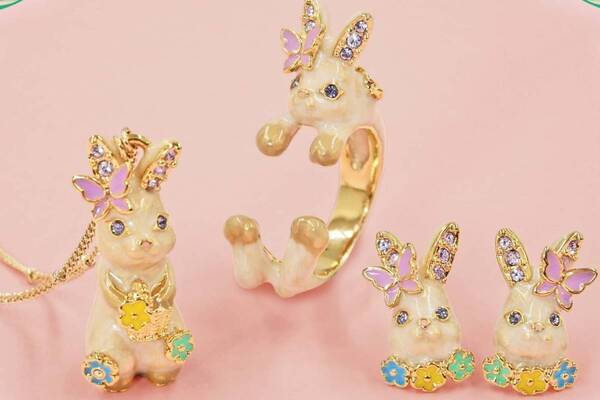 アナ スイ「うさぎ」アクセサリー、蝶や花で“おめかし”うさぎネックレスやピアスなど