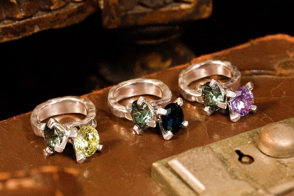 イー・エム 青山店限定ジュエリー、“好みのカラーストーンを選べる”リング＆錠前モチーフのネックレス