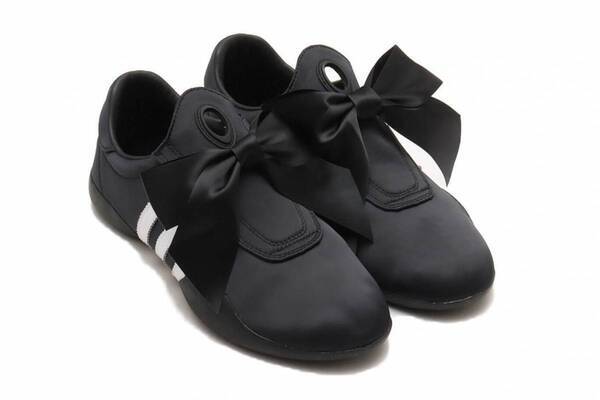 アディダス オリジナルスのスニーカー「テコンドウ メイ」サテンリボン付きのバレエシューズ風に