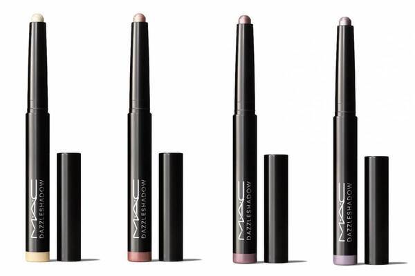 M·A·C2025年夏コスメ、“眩いきらめき”の人気アイシャドウ「ダズルシャドウ」がスティック状に