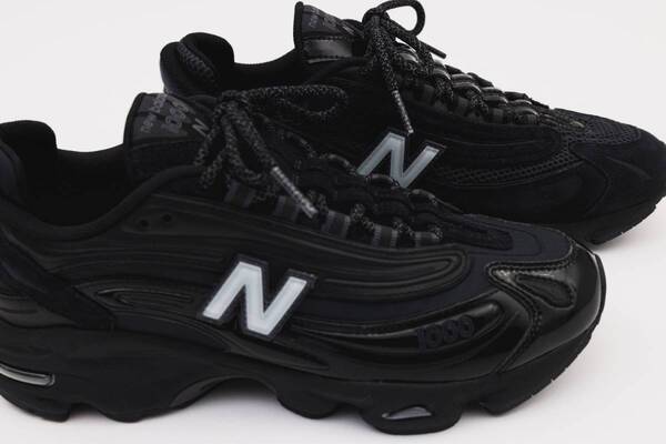 ニューバランスの流線形スニーカー「1000」“オールブラック”異素材アッパーのビームス限定シューズ