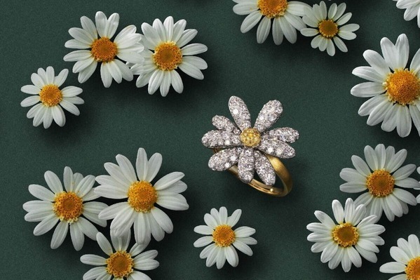 天然石ジュエリー「ビズー」“マーガレット”が咲くパヴェリング、ダイヤモンドやピンクサファイアで