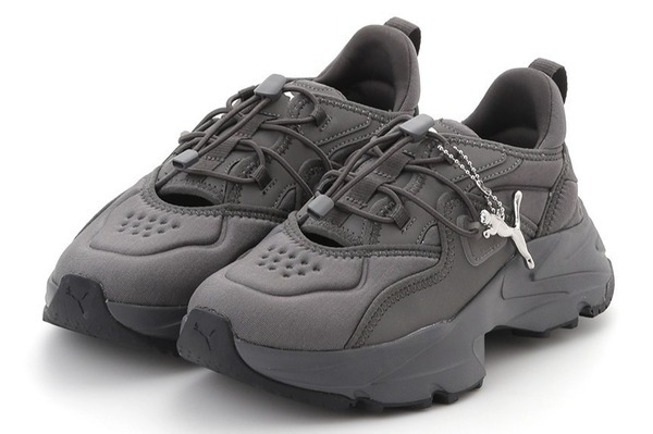 エミ×プーマの厚底スニーカーサンダル、“プーマキャット”のチャーム煌めくグレーアッパー