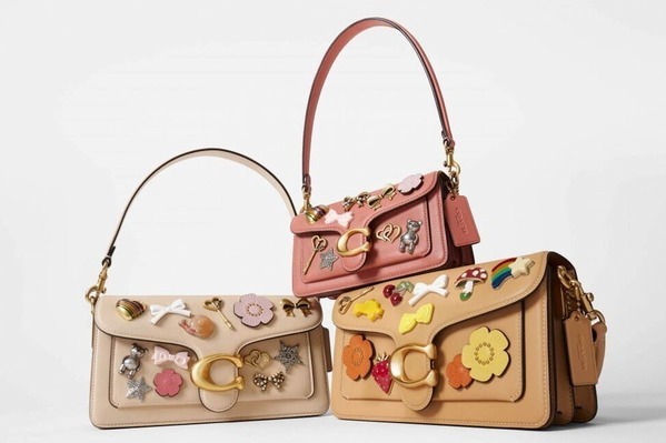 コーチのバッグ「タビー」伊勢丹新宿限定モデルが集結、花やリボンのピンバッジ付きなど