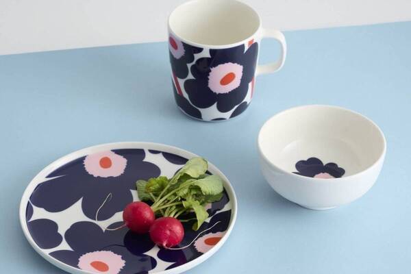 マリメッコ“深いネイビー×オレンジ”の「ウニッコ」柄テーブルウェア、マグカップや茶碗など