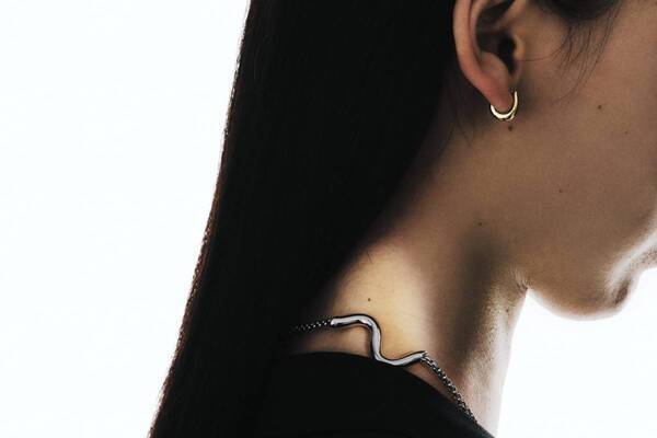 トムウッド“ミニマルな曲線を描く”フープピアス＆波状モチーフのペンダント、トゥモローランド限定で