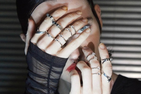 プールデ”4人の婚約者で悩む”エンゲージリング風シルバーアクセ、バックル2つのベルトも