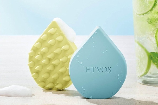 エトヴォスの人気マッサージブラシ「ライム＆ラムネ」の25年夏新色、“頭皮すっきり”スカルプケア