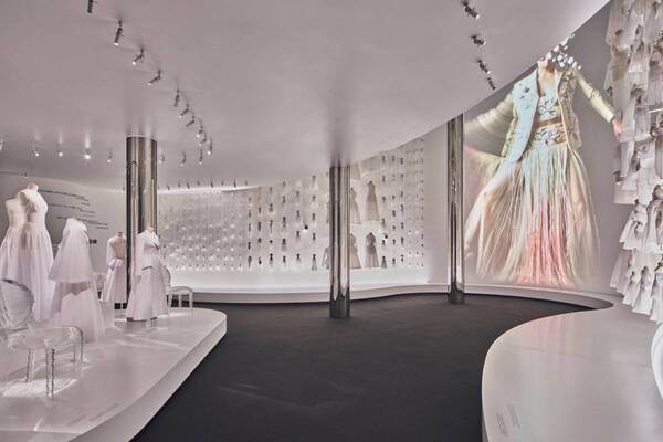 ディオール「大阪・関西万博」フランスパビリオン出展、“白いトワル”約400点が並ぶインスタレーション