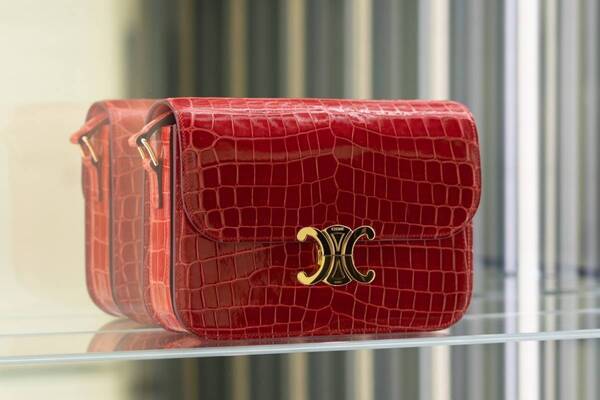 セリーヌ「大阪・関西万博」で特別展示、“トリオンフと漆”を融合したバッグ展示や没入型の映像体験