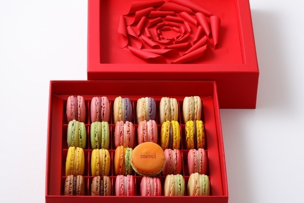 ピエール・エルメ・パリ「母の日」スイーツ、“深紅の薔薇ボックス入り”マカロンアソート