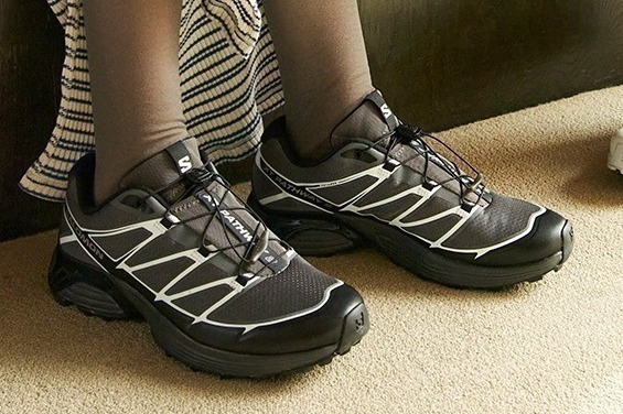 サロモンのスニーカー「XT-パスウェイ II」グレー×ブラックの都会的カラー、アーバンリサーチ限定で
