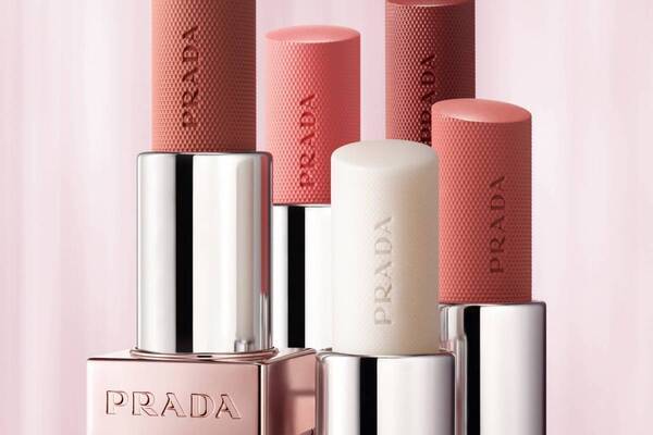プラダ ビューティ25年夏コスメ、“きらきらマイクロラメ入り！”艶めくピンクリップバーム