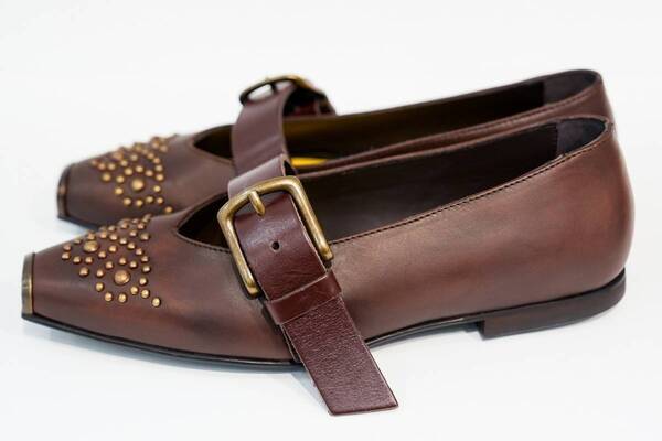 オニツカタイガー“ウィングチップ風スタッズ”のレトロパンプス＆レザーシューズ