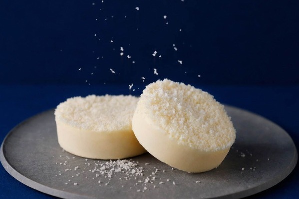 石屋製菓「白い恋人」が“粉雪つもる”チーズケーキに、ホワイトチョコ×クリームチーズのとろける口どけ