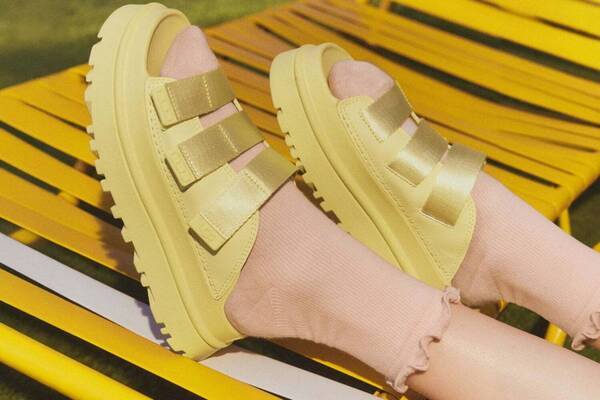 UGG25年春夏サンダル「ゴールデングロウ スライド」3連ストラップ×軽量ソールのスライドサンダル
