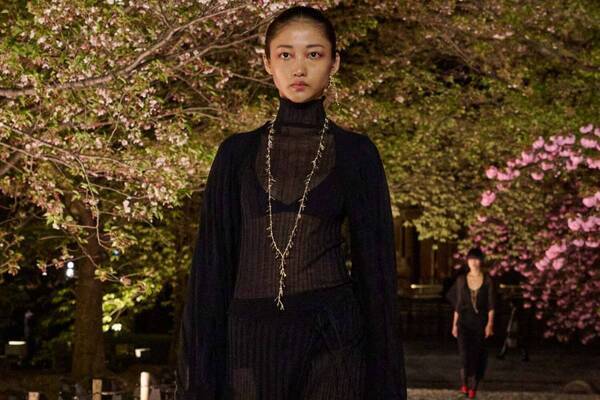 ディオール 2025年フォールコレクション - 平面的な和装の仕立てをヒントに、呼応する衣服と身体