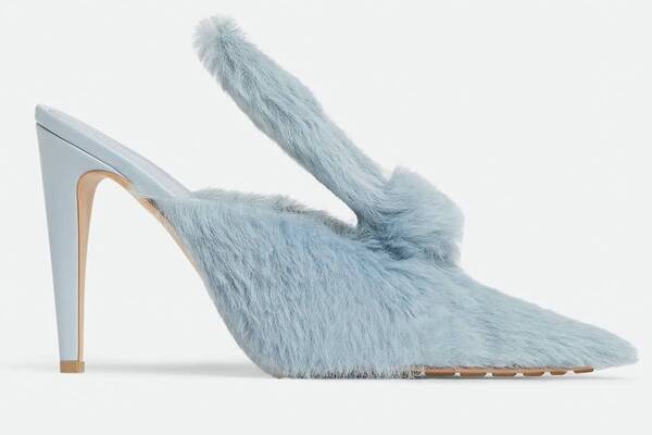 ボッテガ・ヴェネタ“ウサギの耳付き”ふわふわミュール、パステルカラーで