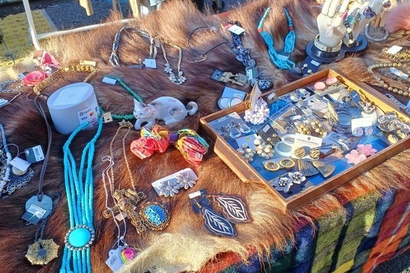 「下北沢古着マーケット＋」古着＆雑貨が集まる25年GWイベント、約30店舗が下北沢駅前広場に