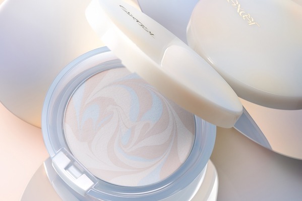 エクセル25年夏コスメ、マーブル模様フェイスパウダーで“トーンアップ＆カラー補正”のツヤ肌へ