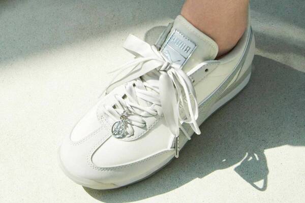 フレイ アイディー×プーマ初コラボスニーカー、サテンシューレース＆煌めくシルバーチャーム付き