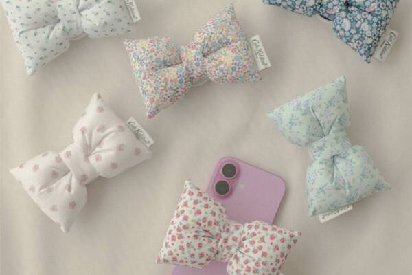 キャス キッドソン“小花柄”モバイルアクセサリー、ぽってりハート＆リボンのスマホグリップなど