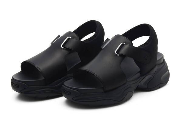 OAOの厚底サンダル「モノリス」25年春夏新作、ブラックのマットレザーやナイロンアッパーで