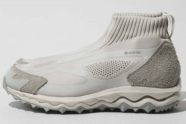 ミズノ×ノンネイティブ第4弾“ブーツシルエット”のシューズ、“春色”オフホワイトカラーで