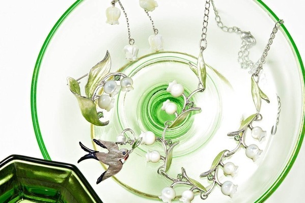 ヴァンドームブティック「すずらん」モチーフの白蝶貝アクセサリー、“幸せ運ぶ”ツバメブローチも