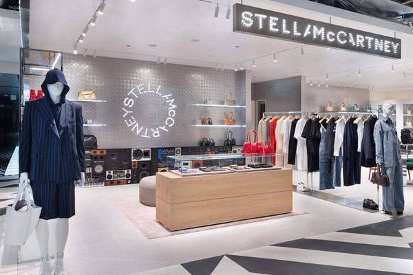 ステラ マッカートニー「渋谷パルコ」に新店オープン、“ロックンロール”着想のエッジィな空間