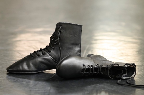 レペット“ダンスシューズ”着想のハイカットシューズ、流麗ラインを描くビオトープ限定モデル