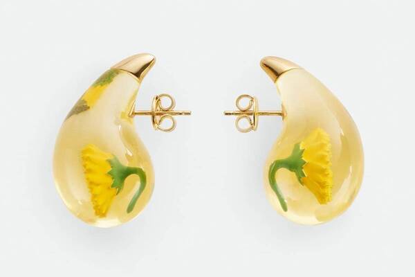 ボッテガ・ヴェネタ「ドロップ」25年春夏ウィメンズジュエリー、“ひまわりの花”閉じ込めた水滴ピアス