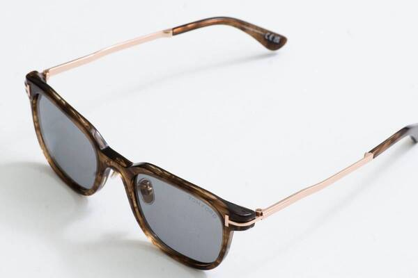 トム フォード×ロンハーマンの限定アイウェア、ローズゴールド煌めくテンプルに“Tマーク”のメタルロゴ