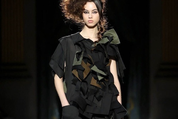 ヨウジヤマモトの春夏ドレス、ドレープを効かせたリネンドレスや幾何学的なオールインワン