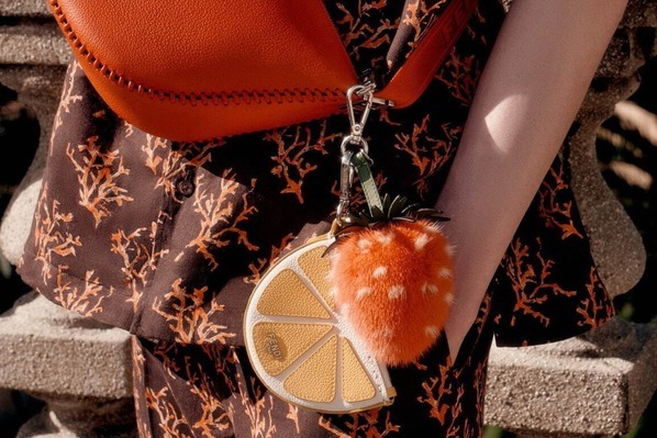 フェンディ25年サマーのバッグチャーム、“ふわふわ”ミンクのいちご＆レザーのホタテ貝など