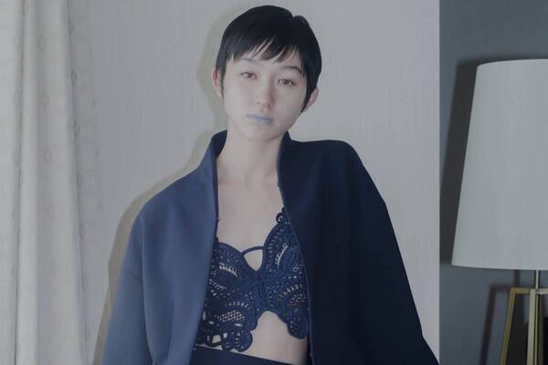 マメ クロゴウチ、透かし模様のコード刺繍ベスト＆“草花柄”刺繍のチュールトップスなど