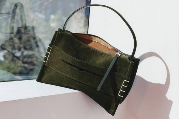 JW アンダーソン"靴着想"「ローファーバッグ」に25年春夏新色、スエード素材のカーキ＆ネイビー