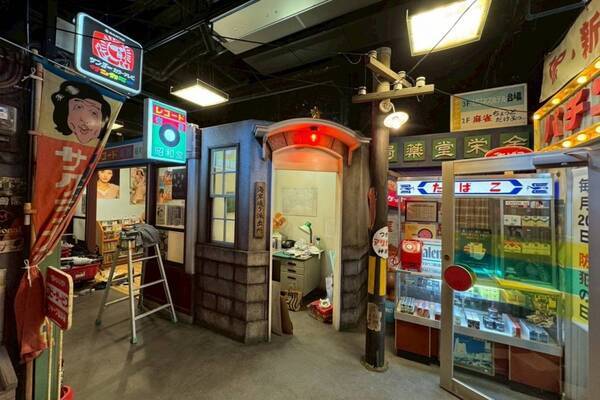 「お台場レトロミュージアム」昭和レトロな喫茶店や教室、銭湯などを再現した体験型施設