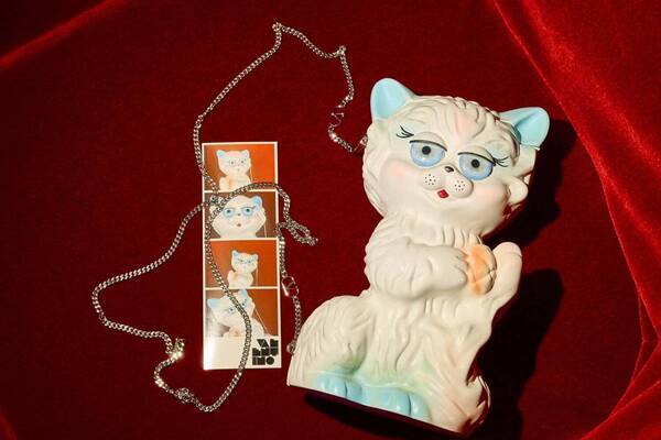 ヴァレンティノの猫「ル シャ デ ラ メゾン」ビーズ刺繍バッグや総柄スニーカー、オブジェ展示も