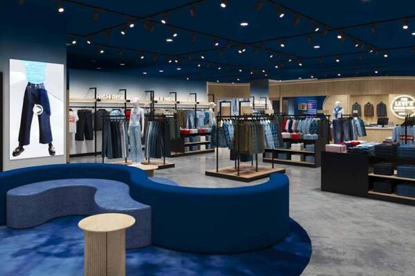 リーバイス大型店舗が名古屋ゼロゲートにオープン、名店「味仙」などコラボの限定カスタム